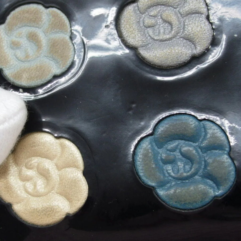 Pre-Owned Chanel camellia makeup palette bi-fold long wallet blue (Fair)