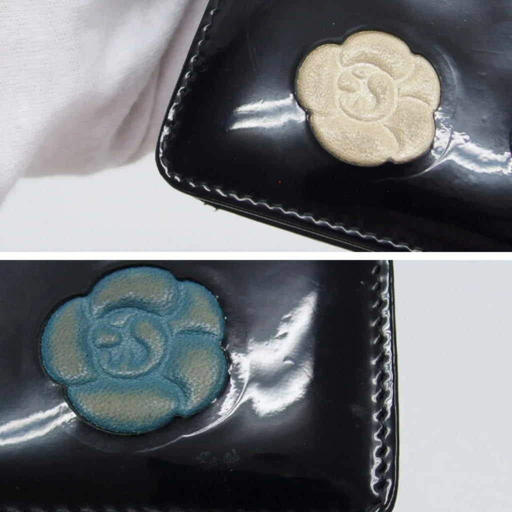 Pre-Owned Chanel camellia makeup palette bi-fold long wallet blue (Fair)