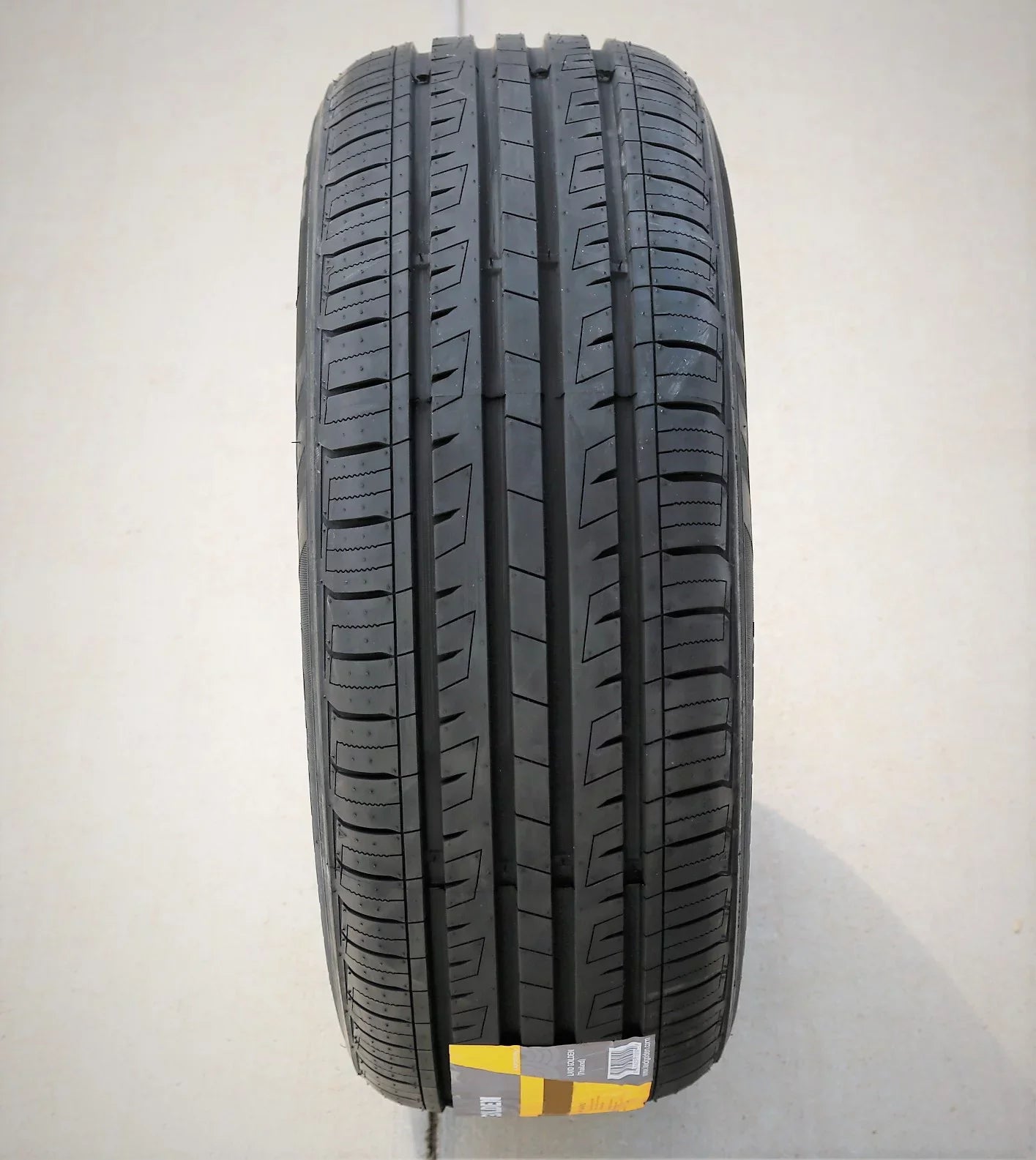 Landgolden LG17 195/55R15 85V Performance Tire Fits: 2007-08 Honda Fit Sport, 1999-2000 Honda Civic Si